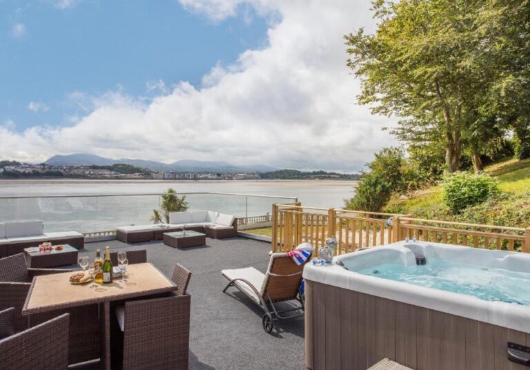 beautiful lodges with hot tub in Snowdonia