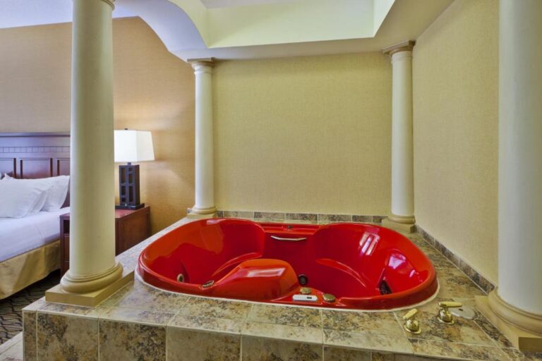 budget friendly hotels in Michigan with hot tub 4