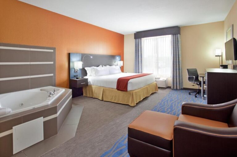 budget friendly hotels in St.Louis MO with hot tub 3