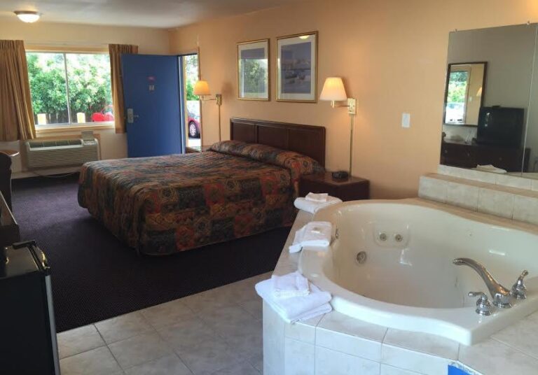 budget friendly hotels in Virginia with hot tub 2