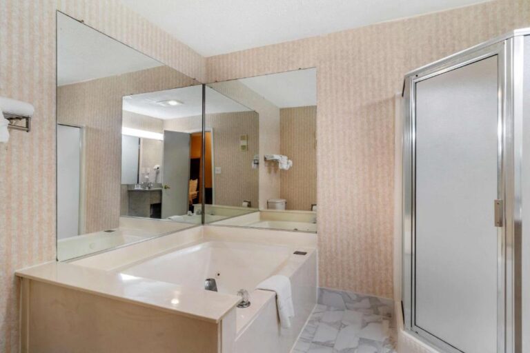 budget friendly hotels with hot tub in Atlanta