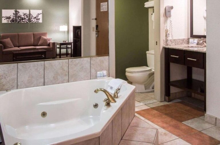 budget friendly hotels with hot tub in New York 2
