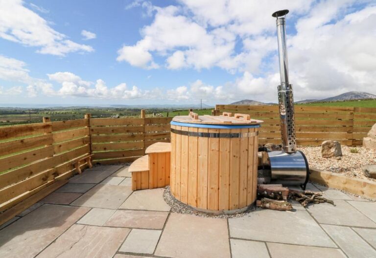 cabins in Snowdonia with hot tub 2