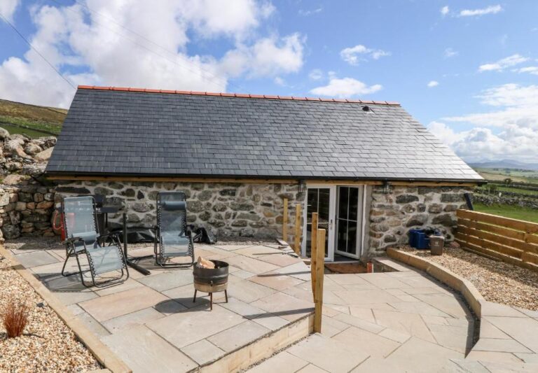cabins in Snowdonia with hot tub 3