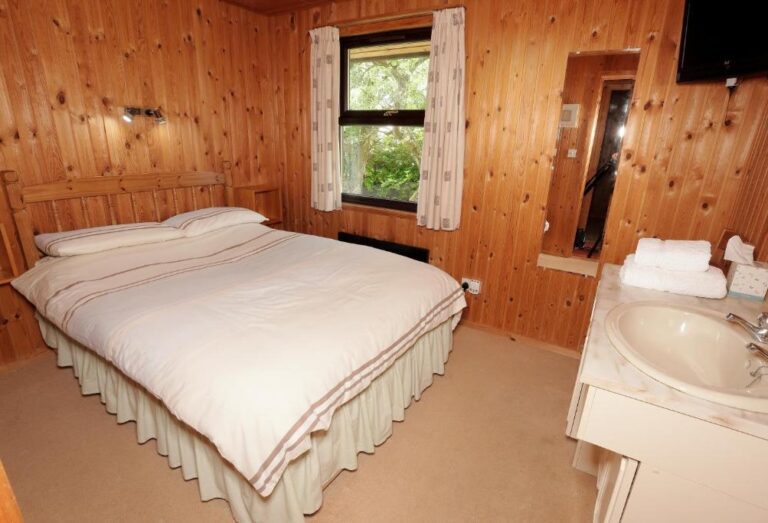 cabins with private hot tub near Windermere 4