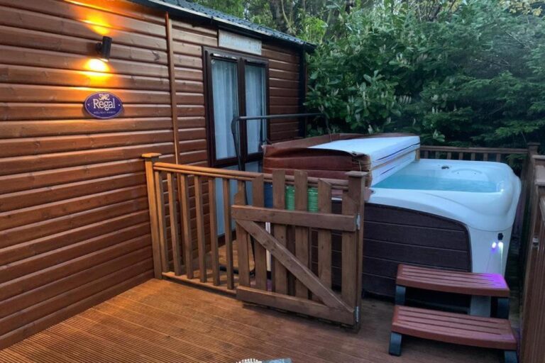 charming cabins with hot tub in Windermere 2