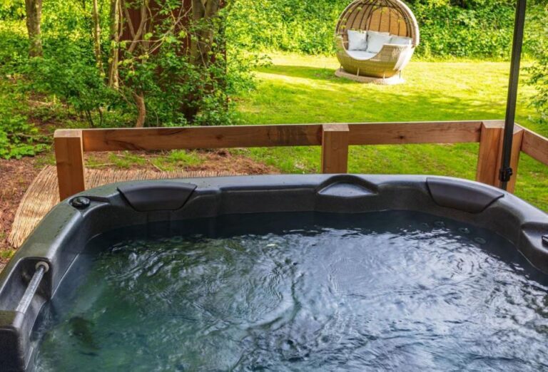charming lodge with hot tub in Licolnshire