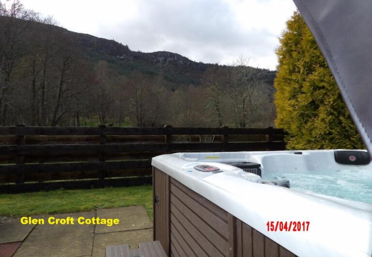 charming lodges and log cabins with hot tub in Loch Ness