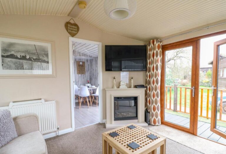 charming lodges with hot tub in Lincolnshire 2