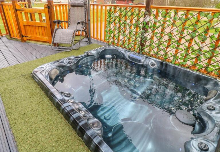 charming lodges with hot tub in Lincolnshire 4