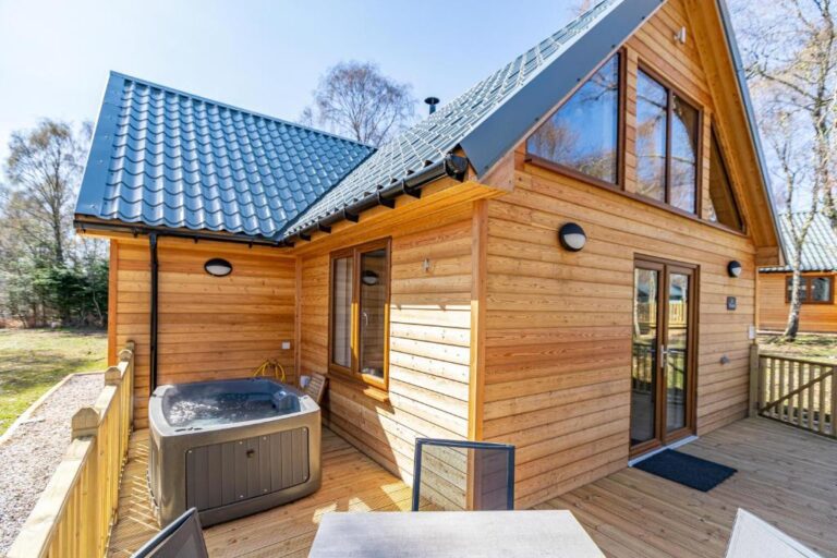 charming log cabin in Loch Ness with hot tub 2