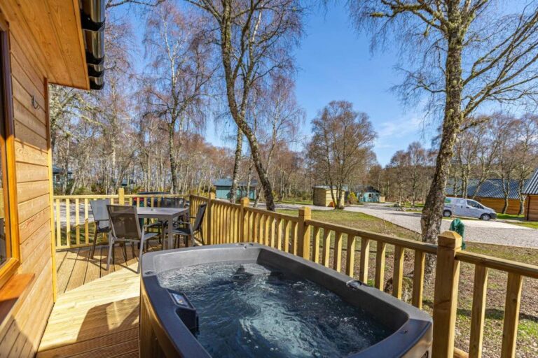 charming log cabin in Loch Ness with hot tub 3