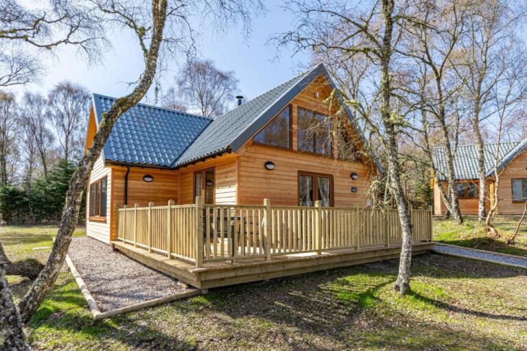 charming log cabin in Loch Ness with hot tub