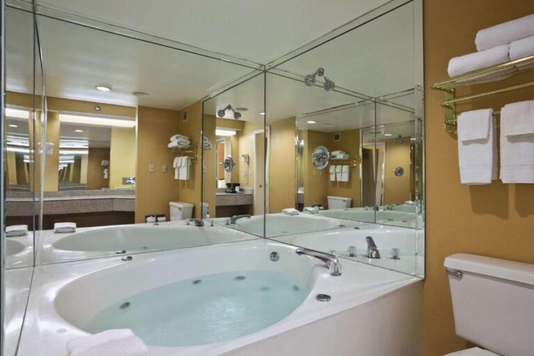 cheap hotels in Nashville with hot tub 2