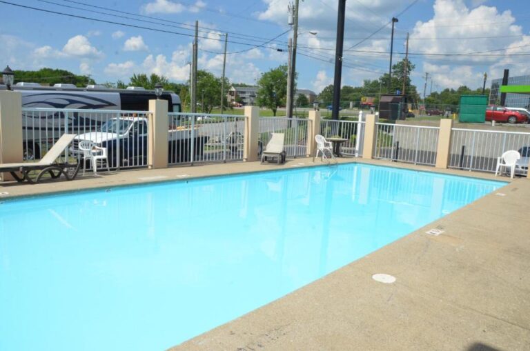cheap hotels in Nashville with hot tub 4