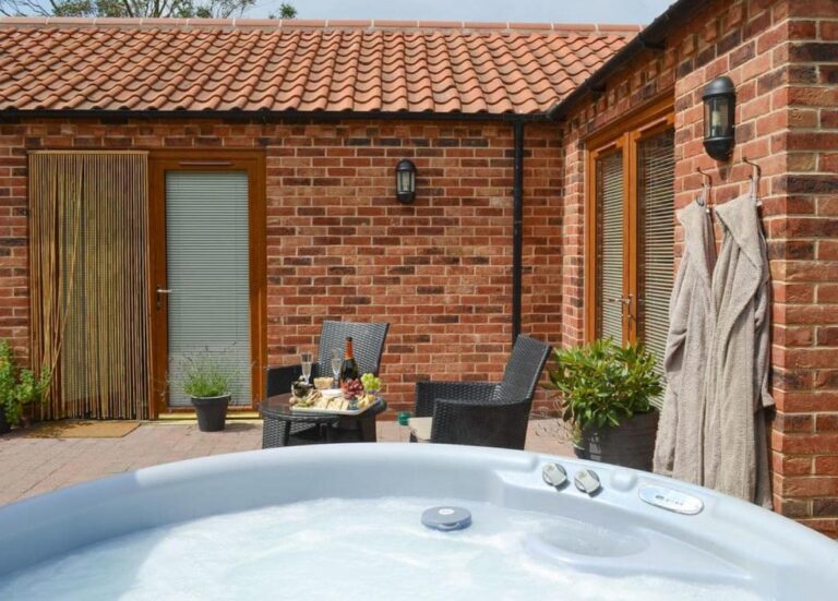 cottages with hot tub in Lincolnshire