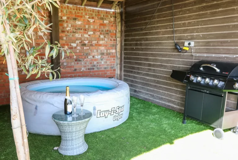 cozy lodges in Lincolnshire with hot tub 2