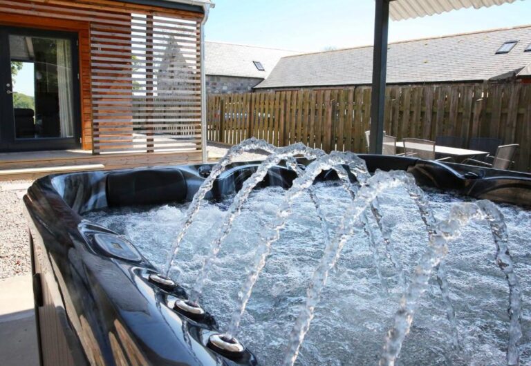 holiday cottages in Edinburgh with hot tub 5