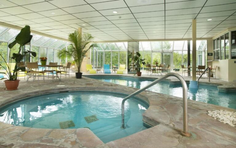 hotels for couples in Montreal with hot tub
