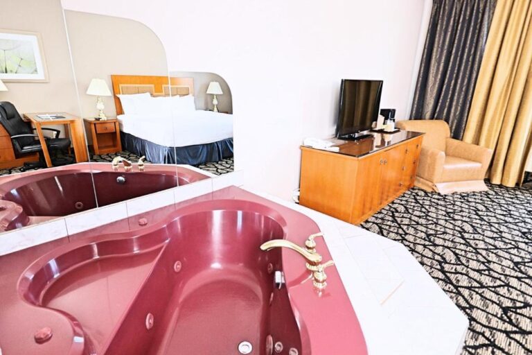 hotels for couples with hot tub in Montreal 3
