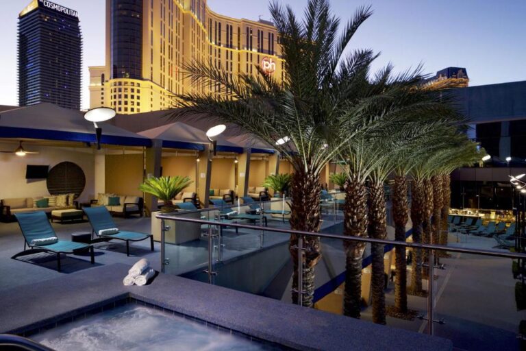hotels in Las Vegas Strip with hot tub 4