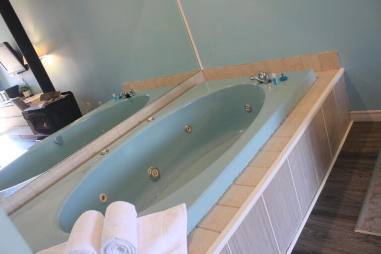 hotels in Montreal for couples with hot tub 4