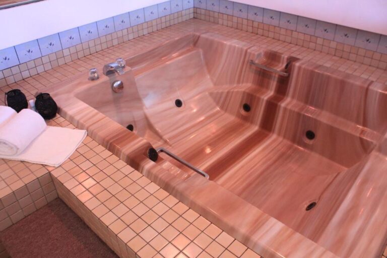 hotels in Montreal for couples with hot tub