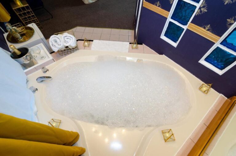hotels in Montreal with hot tub in room 4