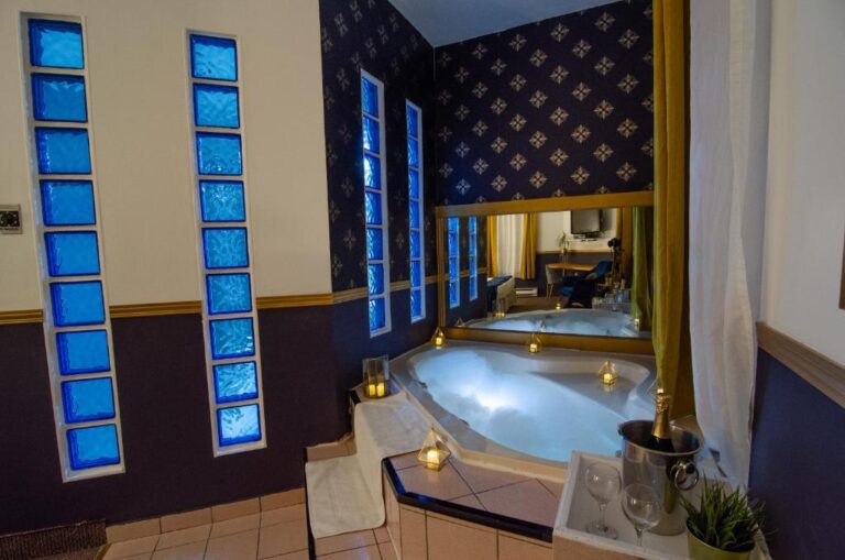 hotels in Montreal with hot tub in room