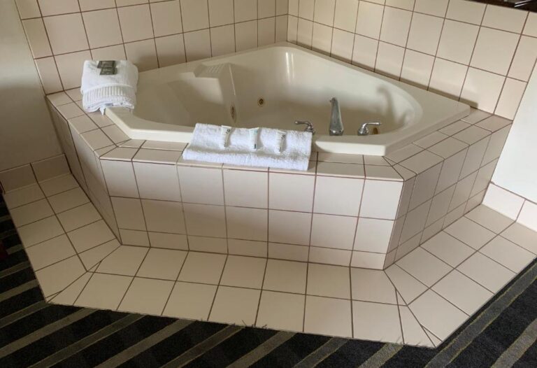 hotels with hot tub in Philadelphia with reasonable price 3