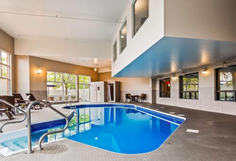 hotels with hot tubs Montreal 2