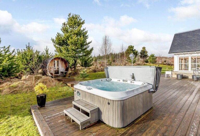 lodge with hot tub Loch Ness 3