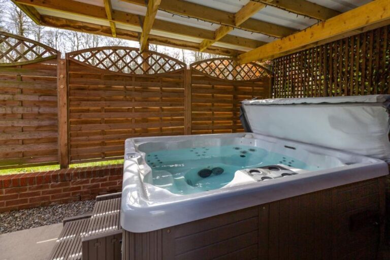 lodges and cabins in Edinburgh with hot tub 4