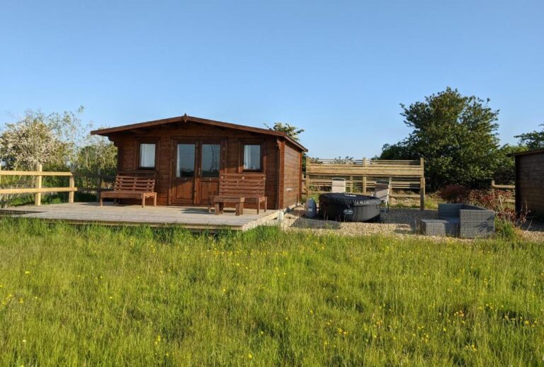 lodges and cabins in Kent with hot tub 2