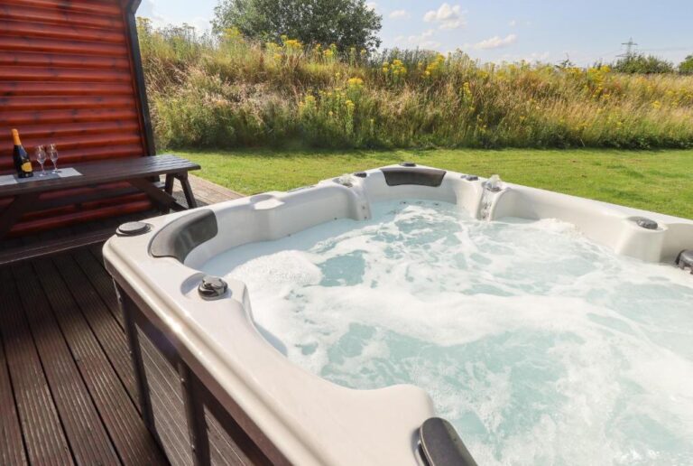 lodges and cabins with hot tub Lincolshire 2