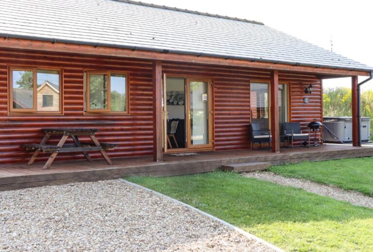 lodges and cabins with hot tub Lincolshire
