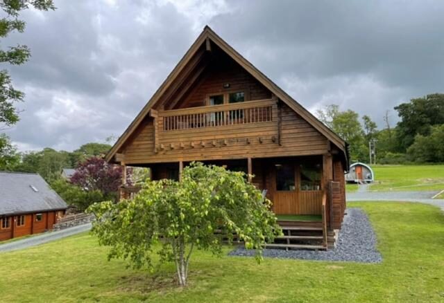 lodges and cabins with hot tub in Snowdonia