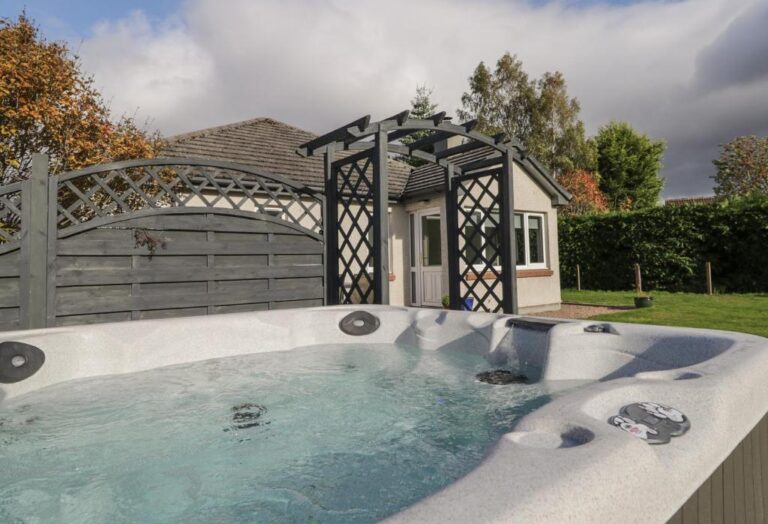 lodges and log cabins in Highlands with private hot tub 3
