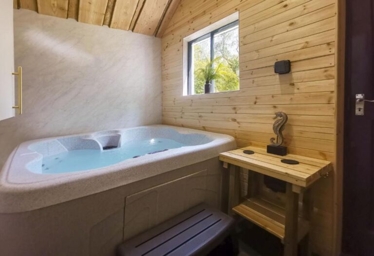 lodges in Windermere with hot tub