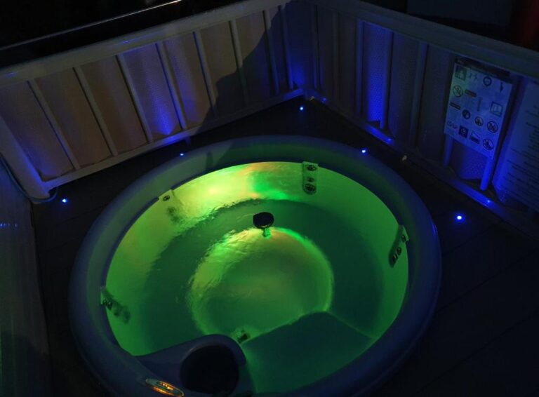 lodges with hot tub for couples in Lincolnshire 3