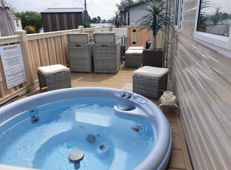 lodges with hot tub for couples in Lincolnshire