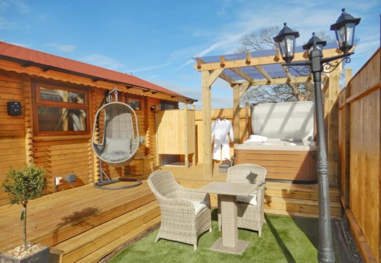 lodges with hot tub in Cheshire 2