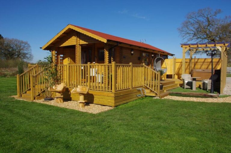 lodges with hot tub in Cheshire