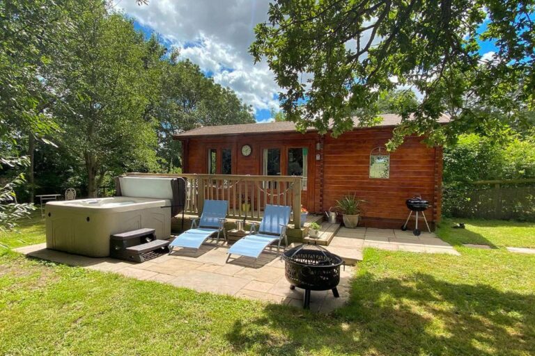 lodges with hot tub in Kent