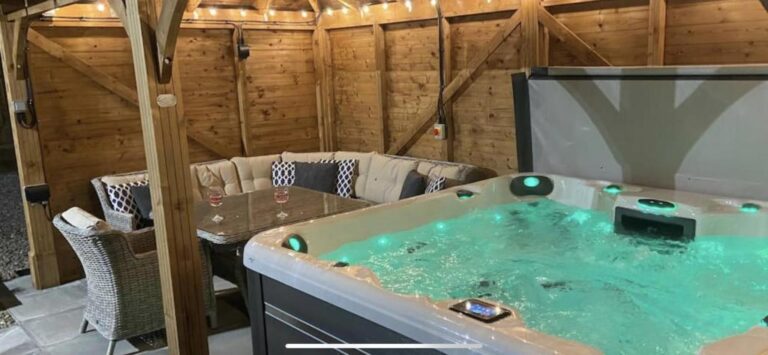lodges with hot tub in Snowdonia 4