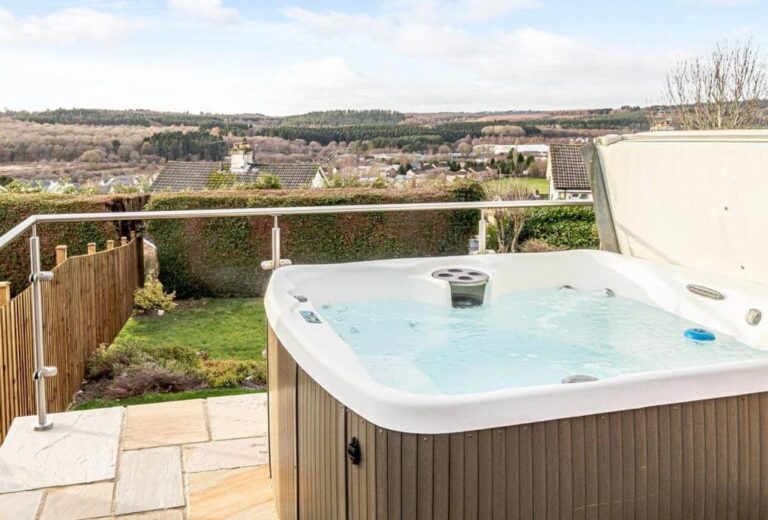 lodges with private hot tub in Forest of Dean