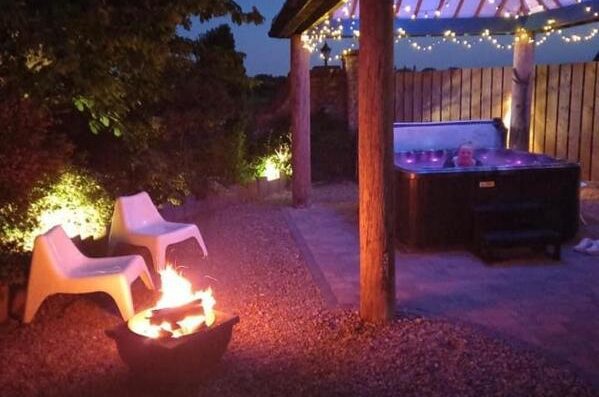 lodges with private hot tub in Lincolnshire