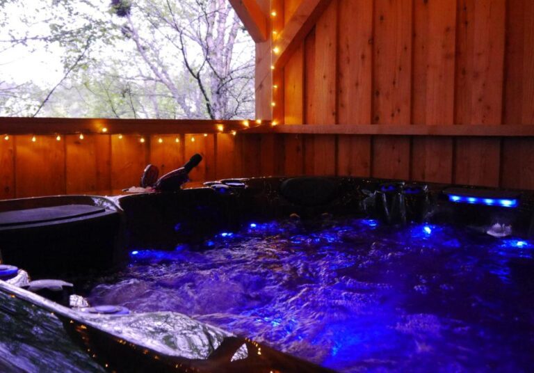 lodges with private hot tub in Loch Ness