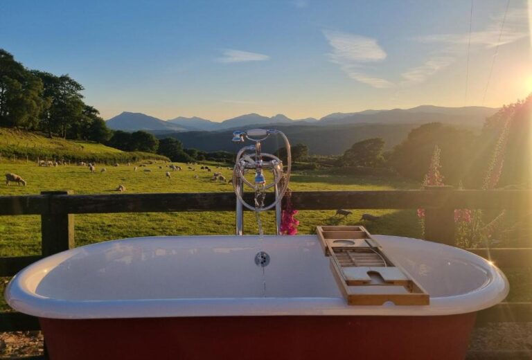 log cabins in Snowdonia for couples with hot tub