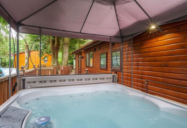 log cabins in Windermere with hot tub 2